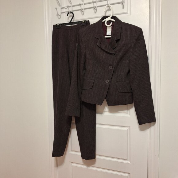 Canadian Made 2 Piece Business Suit size 4 Blazer size 2 Highrise Pants - Picture 9 of 11